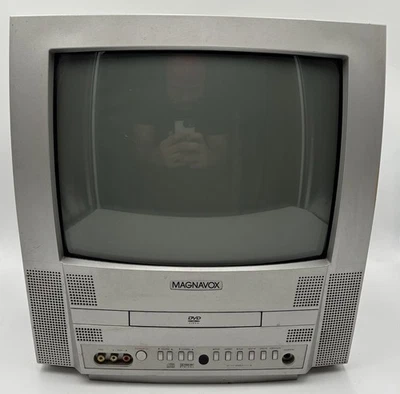Magnavox 13" Inch MWC13D5 Retro Gaming CRT TV/DVD Player Combo Works NO REMOTE - Image 1 of 4
