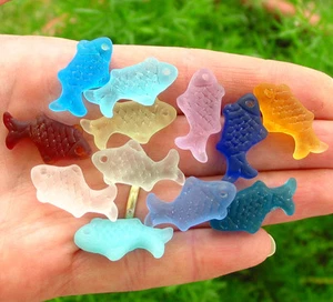FARBE AUSWÄHLEN 6 Stck. 24 mm Kleine Fische Meer Glas Anhänger Perle Mattiert Top Gebohrt Recycling - Bild 1 von 18