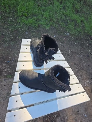 BOTAS UGG BAILEY BOW II TAMANHO 6  - Imagem 1 de 4