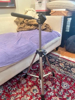 MX 1000 telescoping camera tripod, lightweight and easy to use - Image 1 of 4