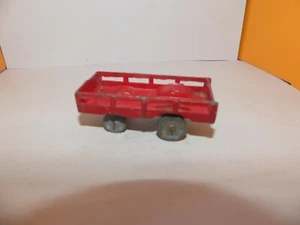 JOUET ANCIEN REMORQUE A RIDELLES ROUGE  VINTAGE EN PLOMB LONGUEUR 6 CM - Bild 1 von 2