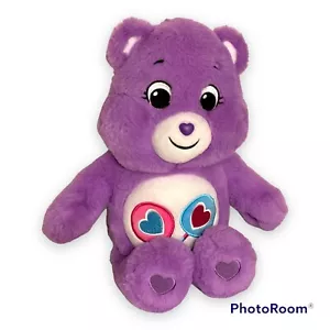 Share Bear Carebear 13" lila Plüschtier 2021 Herz Lutscher Stofftierpuppe Pflegebär - Bild 1 von 4