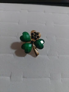 Green Shamrock Brooch/Lapel Pin - Picture 1 of 3