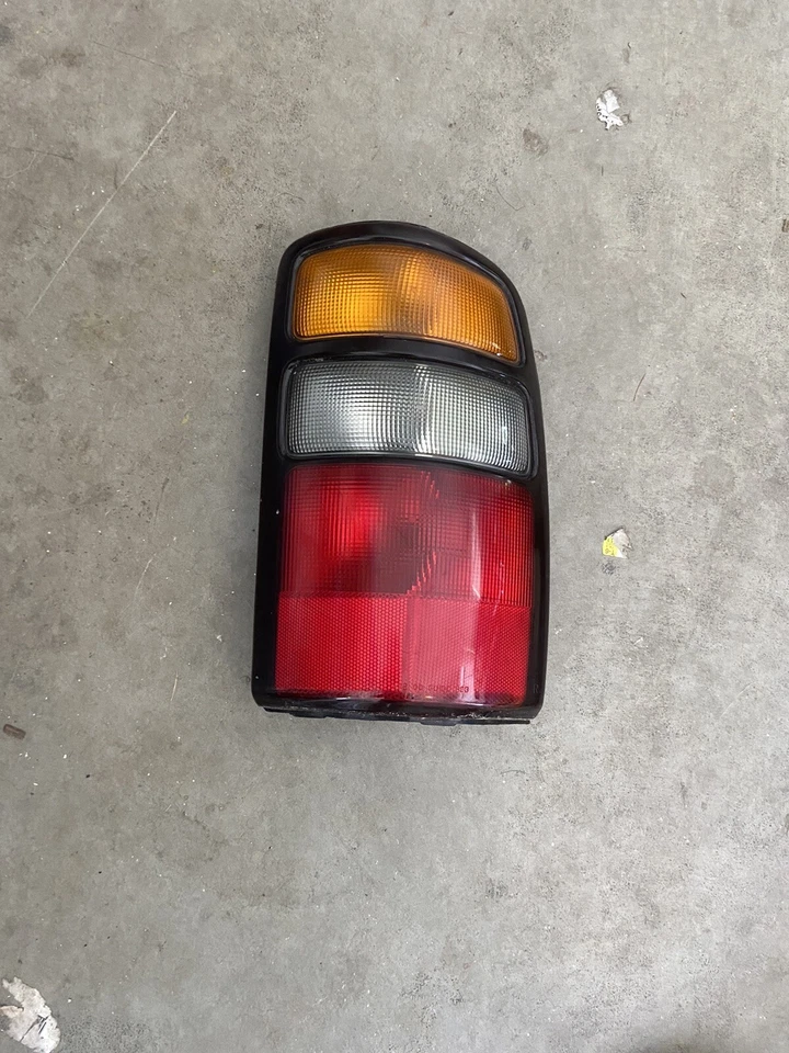 ✅Luz trasera lateral derecha pasajero Chevrolet Tahoe 2004-2006, Suburban, GMC Yukon Foto 1 de 1