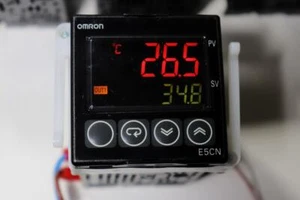 Controlador de temperatura digital de entrada múltiple OMRON E5CN-Q2HH03T-FLK 100-240 VAC - Imagen 1 de 4