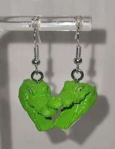 Par de Máquinas de Metal Pendientes de Juguete Cocodrilo Hechos a Mano 4 cm Diversión Fiesta Luz - Imagen 1 de 4