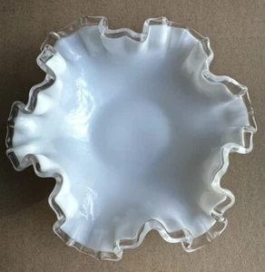 Piatto ciotola bordo crimpato vintage argento Fenton vetro latte bianco arricciato - Foto 1 di 8