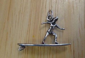 Plata Esterlina 3D 15x22mm Niña Surfing en Tabla de Surfista Surf Dije - Imagen 1 de 6