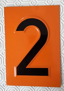 Placca numero 2 in rilievo su lamiera smaltata nero e arancione - Picture 1 of 1