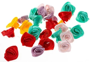 LOT 10 - 20 FLEURS ROSE EN RUBAN SATIN 15 mm Couleur Mixte, Fleur Embelissiement - Imagen 1 de 1