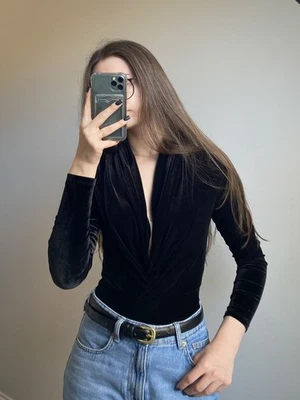 Body H&M de terciopelo negro Foto 1 de 4