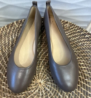 Zapato plano de ballet cómodo sin cordones de cuero topo 9M Nurture Vasa para mujer nuevo sin caja Foto 1 de 4