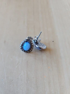 Pendientes poste lágrima tono plata opalesco azul con ópalo sintético y marcasita Foto 1 de 4