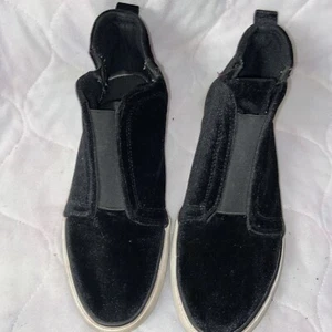 Rogue Helium Black Velvet Women’s Sneaker Booties Size 9 M Comfortable #mcr - Picture 1 of 13