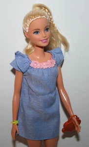 Mattel Barbie Puppe blond mit Jeanskleid, braune Sandalen, Armband, Tasche - Bild 1 von 7