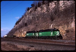 Original Schienen-Dia - BN Burlington Northern 2102+ Hastings MN 3-6-1988 - Bild 1 von 1
