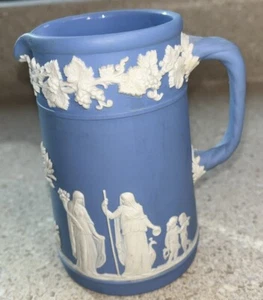 G667 ~ Wedgwood England Creme Relief auf Lavendel Jasperware Krug 4 5/8" Vintage - Bild 1 von 6
