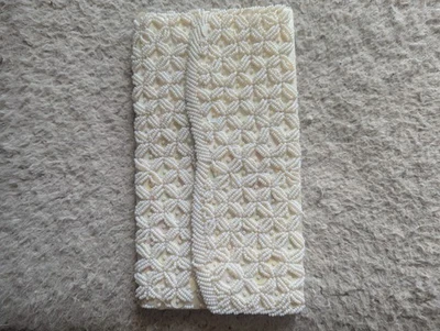 Bolso clutch blanco con cuentas de seda con perlas de imitación y lentejuelas Foto 1 de 4