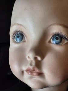 Nur Kopf. Emily mit blauen Augen - Bild 1 von 3