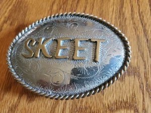 Hebilla de cinturón vintage SKEET marcada CA hecha a mano latón en tono plateado grabado - Imagen 1 de 4