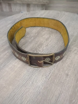 Cinto de fivela vintage TOOLED Southwest Flowers couro bovino - Imagem 1 de 4