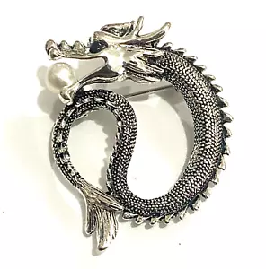 DRAGON WITH PEARL BROOCH BETSEY JOHNSON 4 x 3.5cm "NEW" AUZ SELLER B05 - Picture 1 of 3