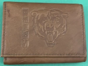 Cartera para hombre Chicago Bears equipo NFL estampada cuero marrón triple pliegue Rico NUEVA - Imagen 1 de 3