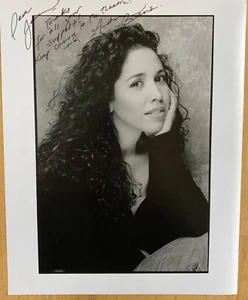 ¡Foto firmada/inscrita de Andrea Burns 8X10 de Broadway en las alturas de tus pies! - Imagen 1 de 2