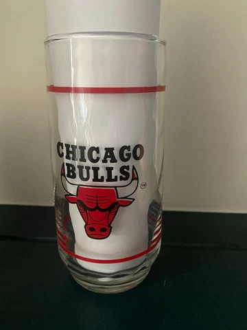 Chicago Bulls 16 oz. Glass Tumbler Red and Black Excellent Condition Cover
