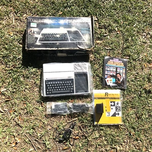 Texas Instruments TI99/4A Home Computer CLEAN W/Box - Afbeelding 1 van 16