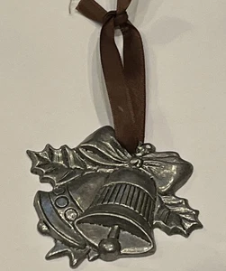 Adorno navideño vintage de peltre campanas de plata - Imagen 1 de 4