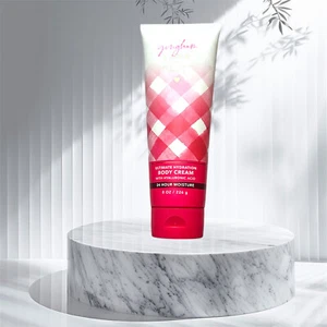 Crema corporal Bath & Body Works Gingham Love 8,0 onzas - Imagen 1 de 5