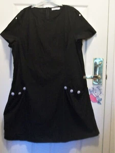 Misslook schwarzes Kleid vorne Taschen hinten Reißverschluss weiß Knöpfe - Bild 1 von 5