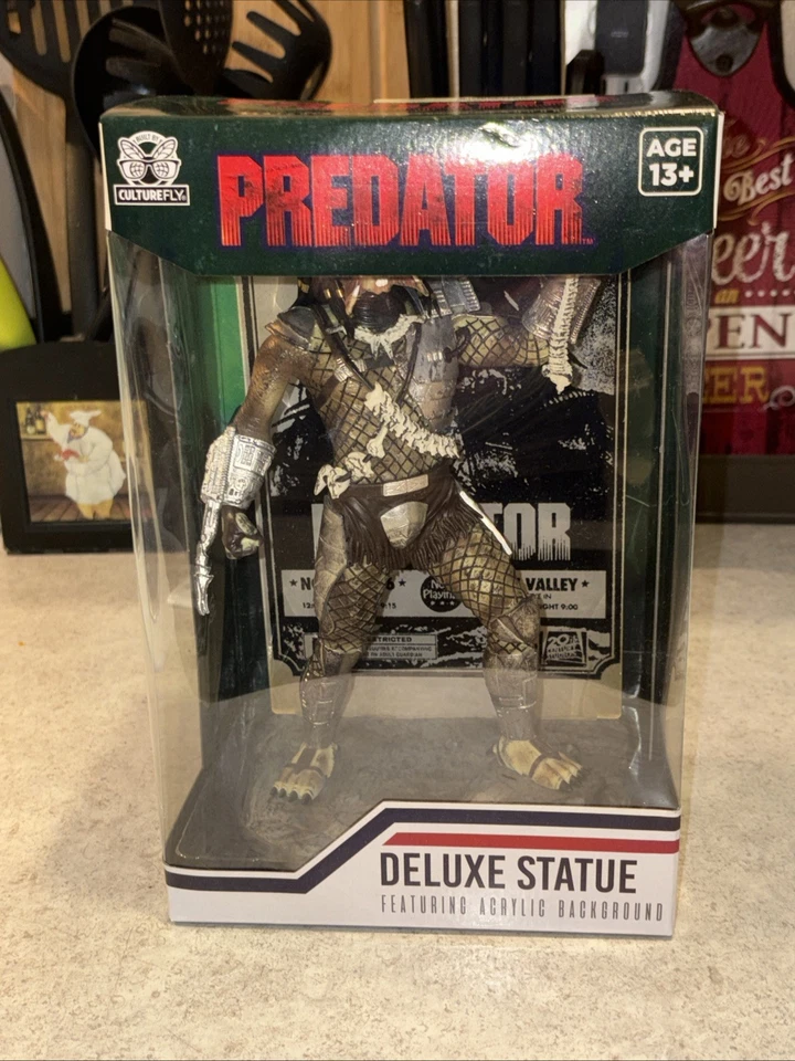 Culturefly Predator Deluxe Statue Featuring Acrylic Background (BLOODY CUSTOM)