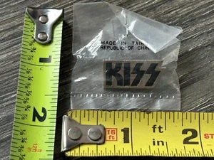 KISS Pin Badge Silver Metal Black Kiss Logo Sealed Vintage Kiss Memorabilia - Picture 1 of 2