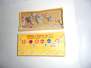 SEÑALES DE TRÁFICO DINKY 771 DIECAST CON CAJA ORIGINAL VINTAGE - Imagen 1 de 2