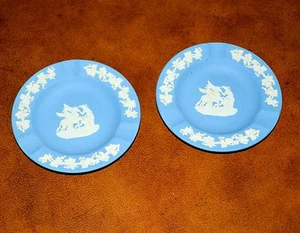 PAIR OF VINTAGE WEDGWOOD JASPERWARE LIGHT BLUE DECORATIVE ASHTRAYS - ENGLAND - Picture 1 of 6
