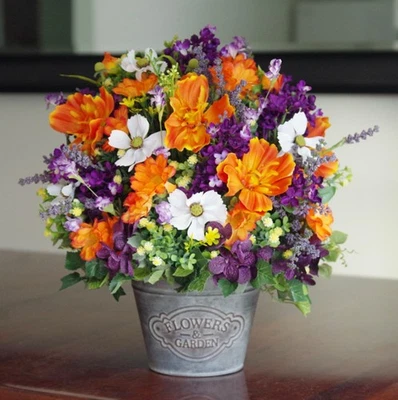 Cosmos naranja seda y arreglo lila púrpura en flores de metal y jardinera Foto 1 de 4