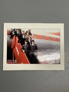 Marco mate de fotos de The Beatles bajando las escaleras del avión en Liverpool 8,5X11 - Imagen 1 de 2