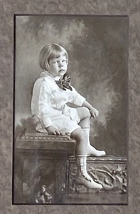 Gerahmte antike Kabinettkarte Foto eines kleinen Jungen in ausgefallenem weißen Outfit 3+"x5+" - Bild 1 von 6