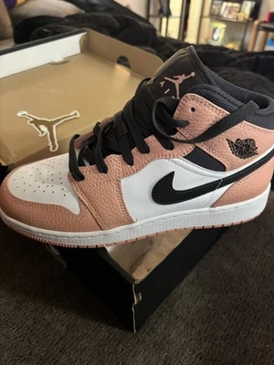 Air Jordan 1 Mid (GS) Rosa Cuarzo/Gris Humo Oscuro - 6Y/7.5W - Totalmente Nuevo en Caja Foto 1 de 4