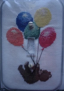 Handarbeit Bär & Luftballons Kreuzstich Schalterplatte Kind Kinderzimmer Zimmer Deko - Bild 1 von 1