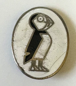Vintage Rare Puffin Books Member Enamel Oval Pin Brooch by Davis Badge London - Picture 1 of 2