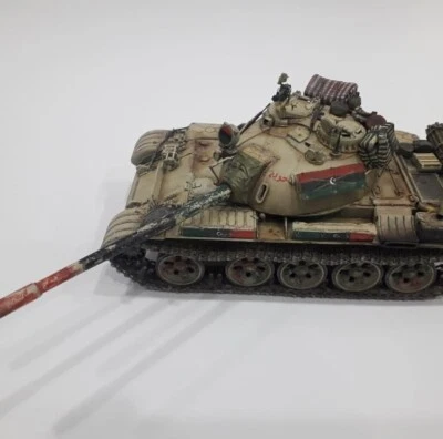 T55 libico. Modello ampliamente modificato. Cingoli in metallo. Pezzo unico. - Immagine 1 di 4