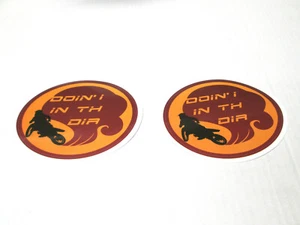 3-1/8" X 2-1/2" PR "DOIN I IN TH DIR" DOING IT IN THE DIRT VINYL STICKER DECALS - Bild 1 von 3
