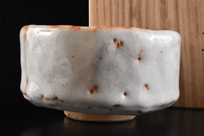 F9974: Japanese Shino-ware White glaze TEA BOWL Green tea tool w/signed box - Image 1 of 4