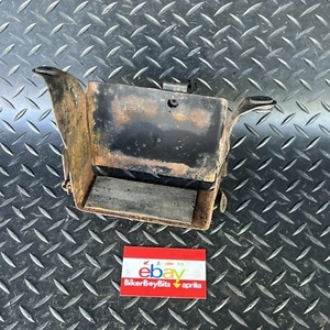 ♻️ SUZUKI GSX600F 1988-1996 - BATTERY TRAY HOLDER ♻️ - Picture 1 of 7