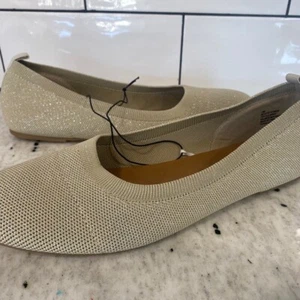 New Seychelles Beige Flats Women 10 M Non Slip On Sunday Comfortable Shoes Shiny - Picture 1 of 1