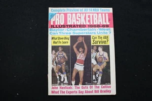 1968-69 PRO BASKETBALL ILLUSTRATED MAGAZINE - WILT CHAMBERLAIN COVER - B 3428V - Picture 1 of 2