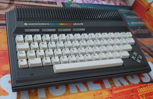 Commodore Plus/4 1986 Komputer z PA (zasilacz) i kablem telewizyjnym classic 8-bit - Zdjęcie 1 z 7